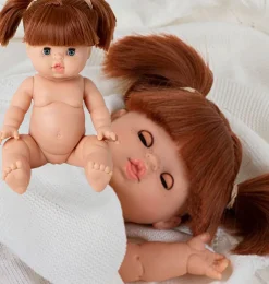 Gordi-Puppe Raphaëlle von Minikane mit braunen Schlafaugen.