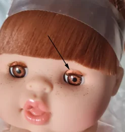 Gordi-Puppe Raphaëlle von Minikane mit braunen Schlafaugen.