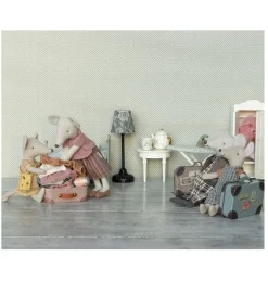 Maileg Strickkleid mit Käsebeutel, große Schwester Maus + ein Metallkoffer