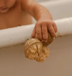 Oli & Carol Nutty das Walnussbade- und Beißspielzeug